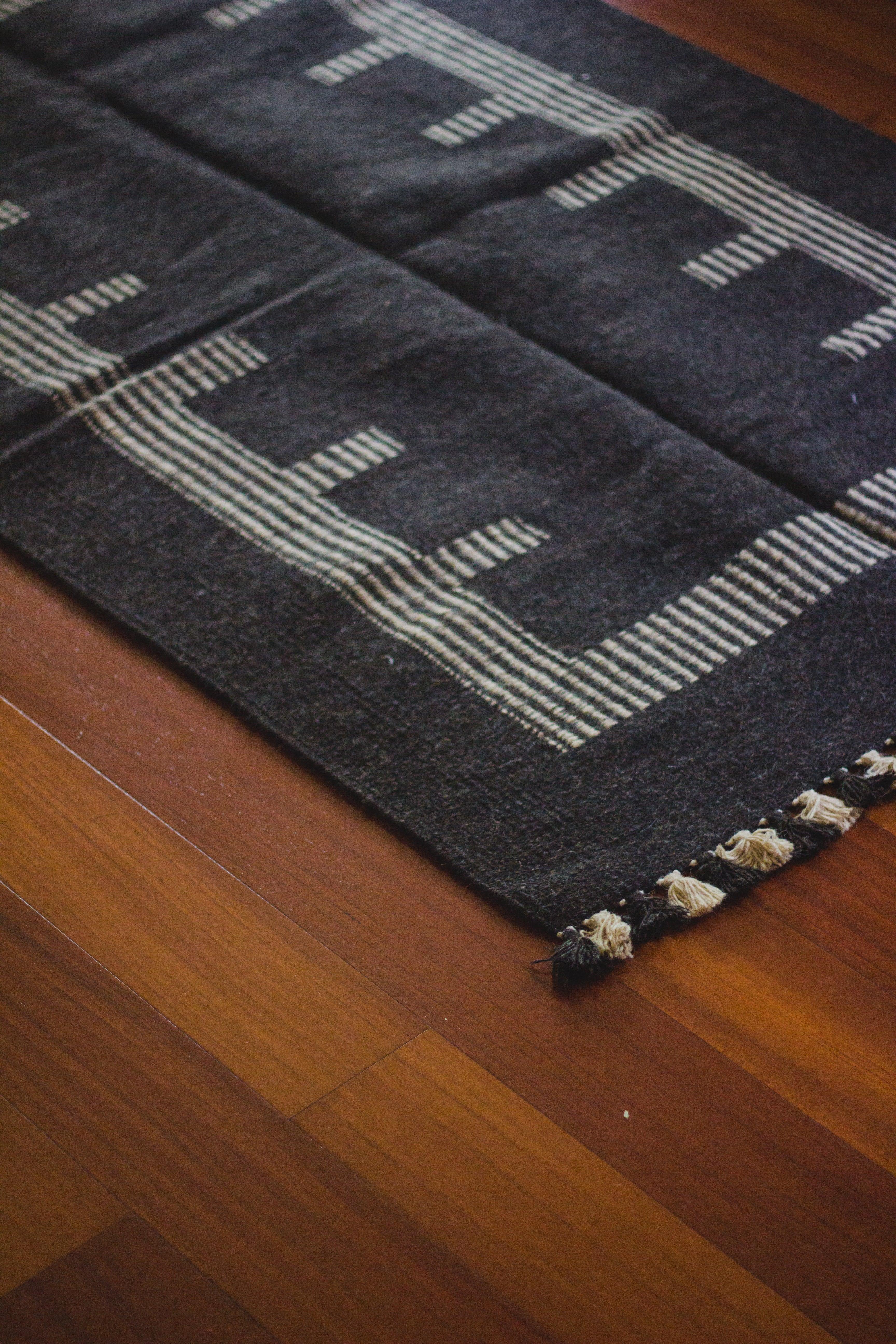 Rajasthan Grey Asymmetrical Carpet - Image 2
