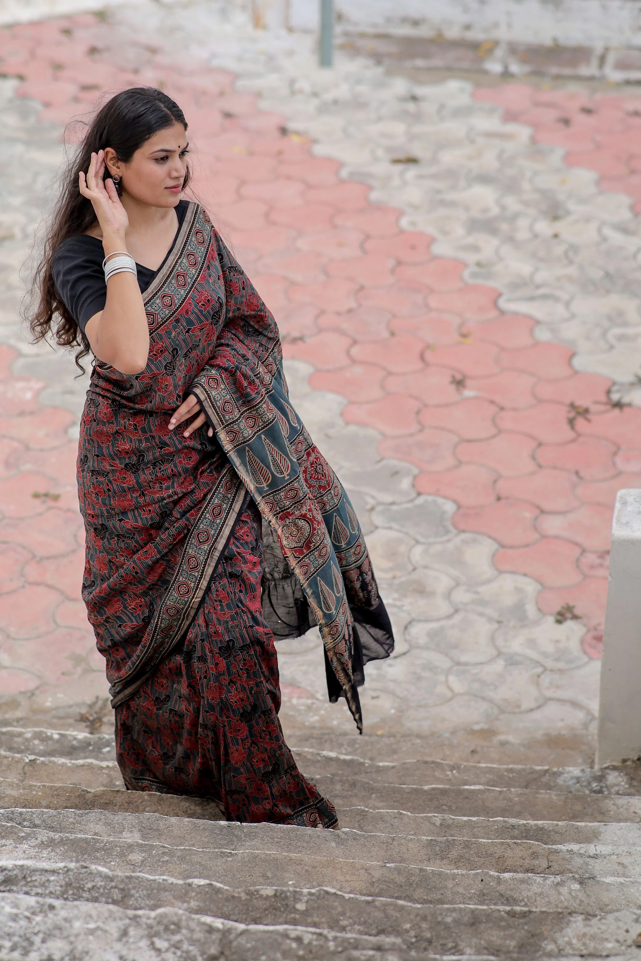 A trsyt with Ajrakh -  Jharokha - red chanderi ajrakh saree - Image 3