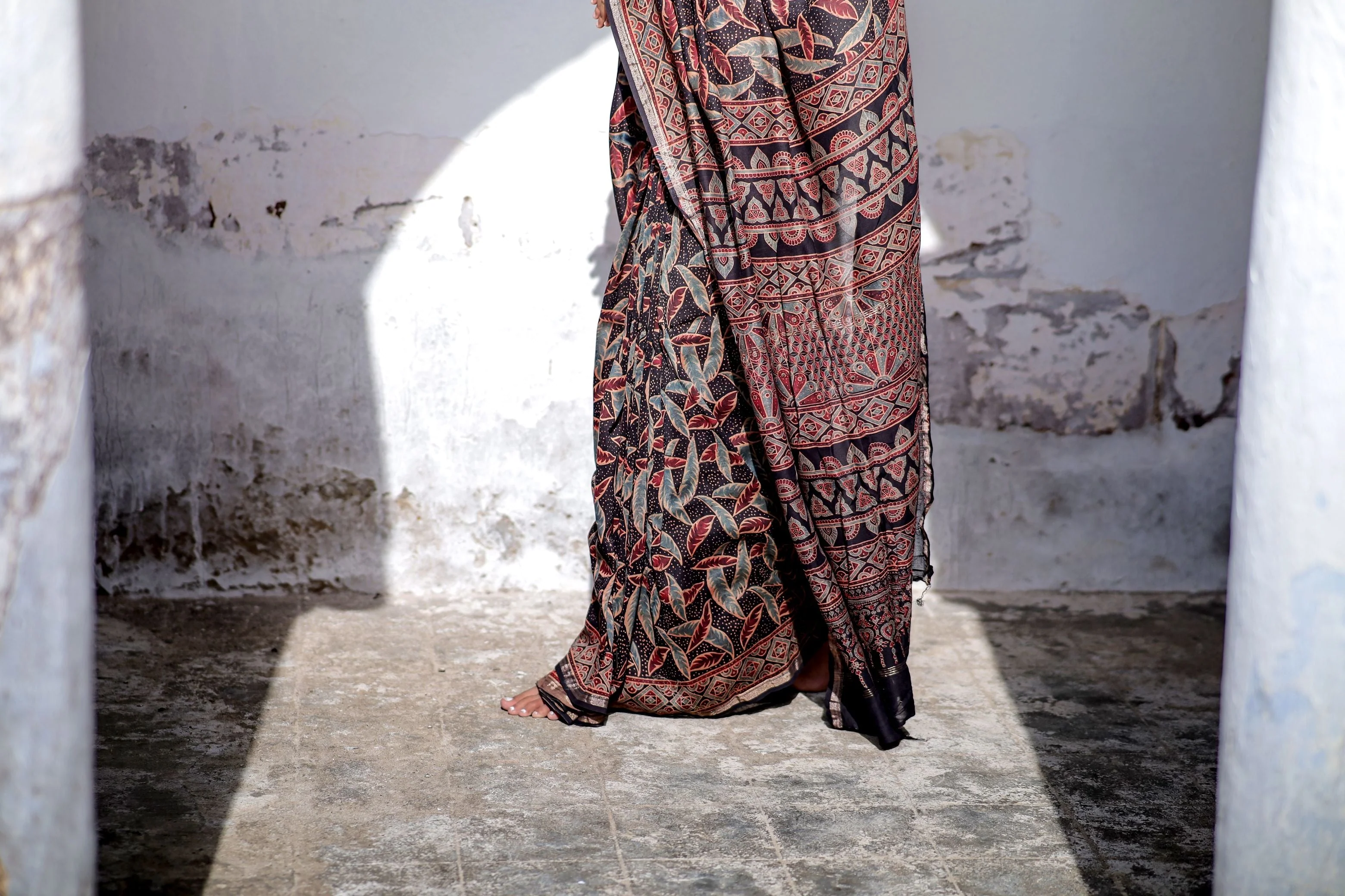 A trsyt with Ajrakh -Jharokha -Leaf Black chanderi ajrakh saree - Image 4