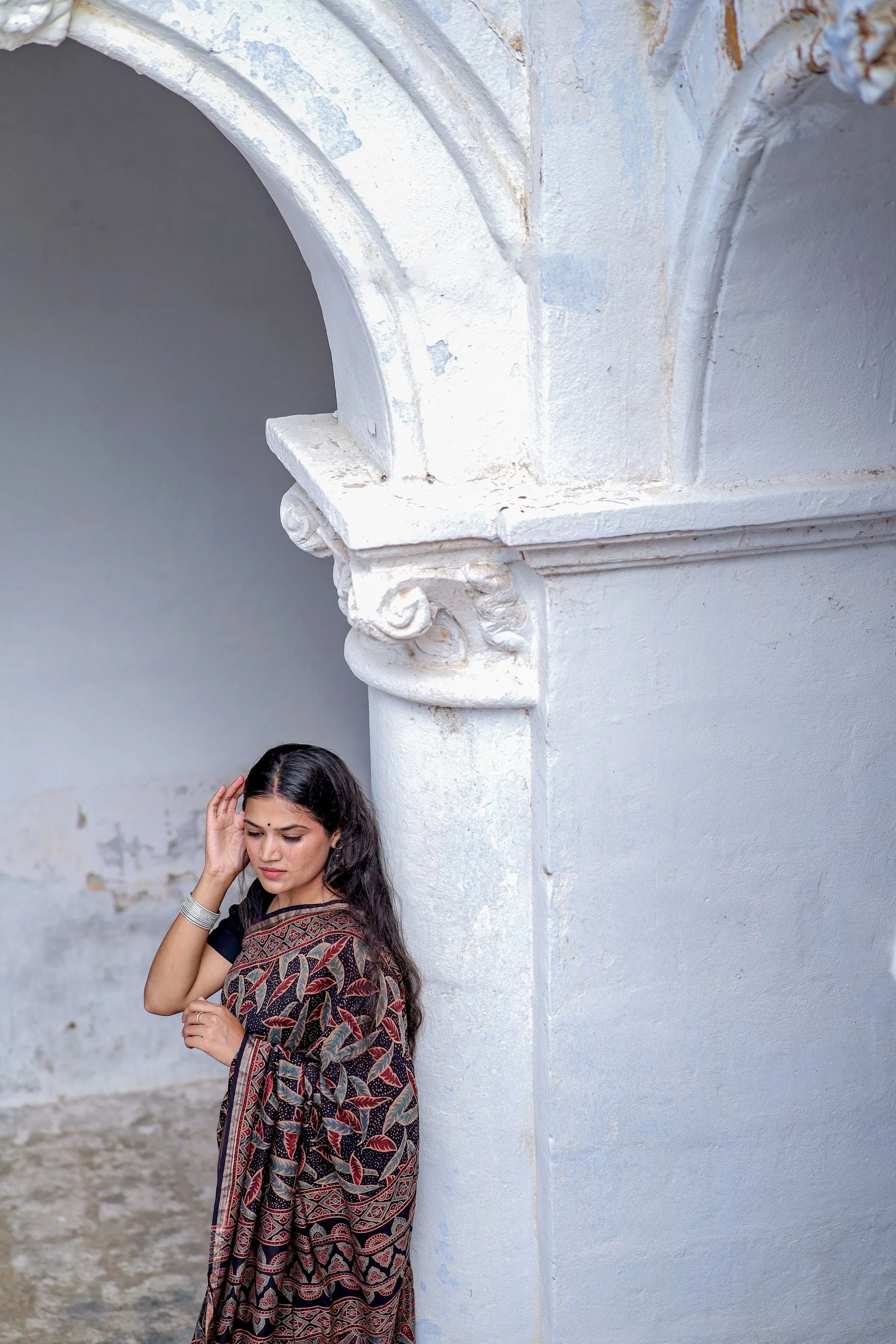 A trsyt with Ajrakh -Jharokha -Leaf Black chanderi ajrakh saree - Image 8