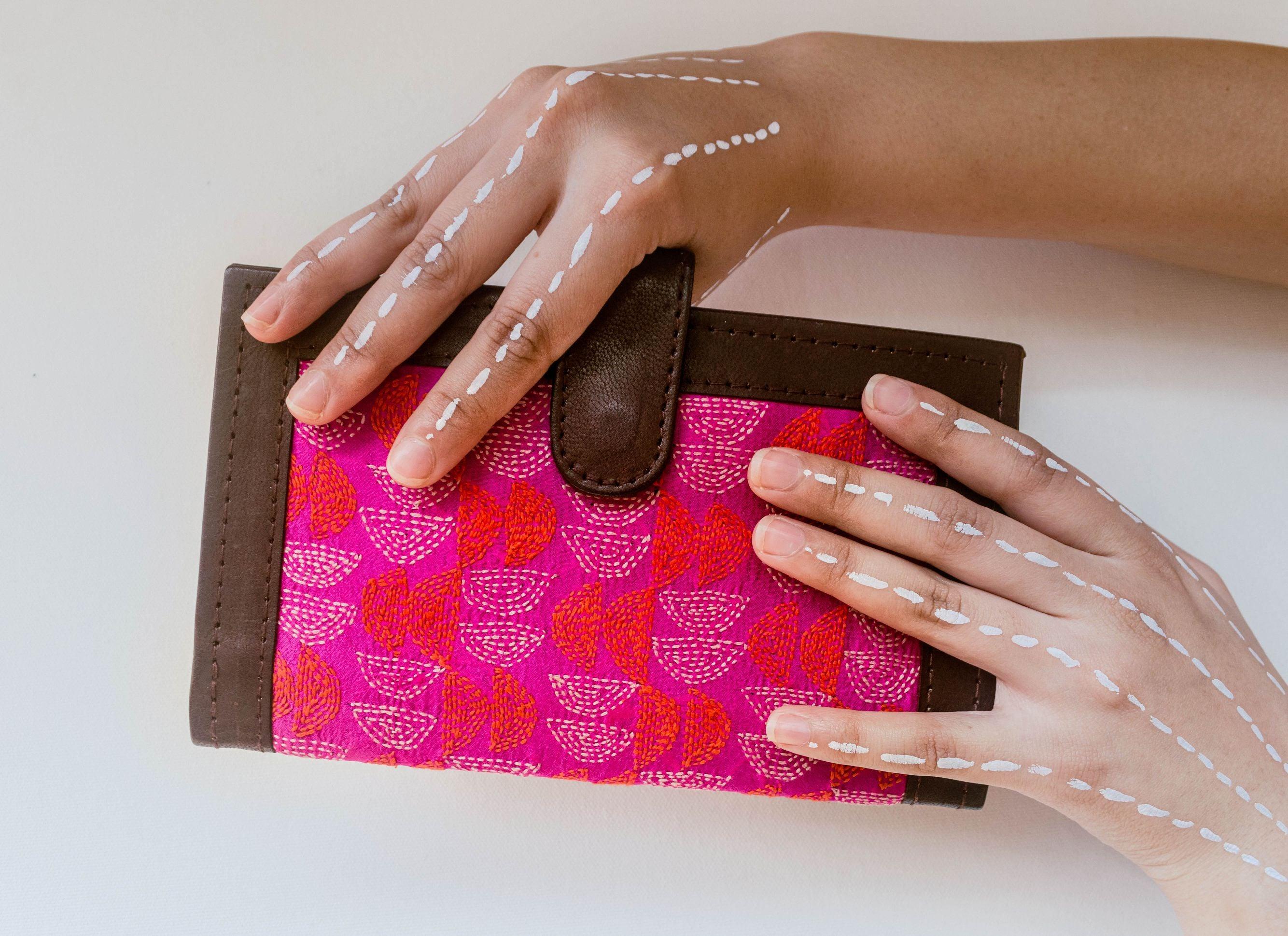 Kaisori Kantha wallet - Krishnakamal - Image 4