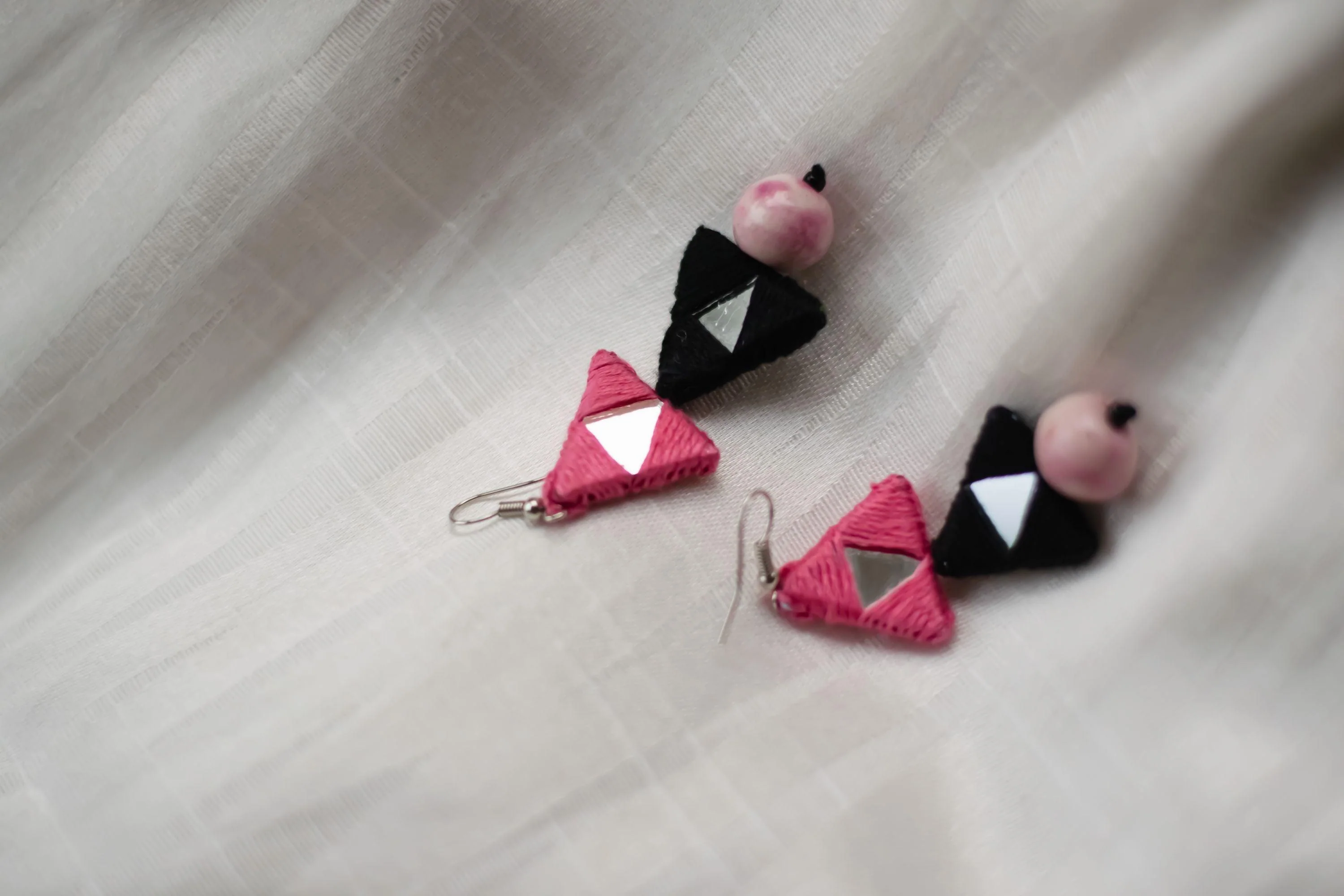 Kaisori blue pottery jewellery - Triad thread earrings - pink and white - Image 3