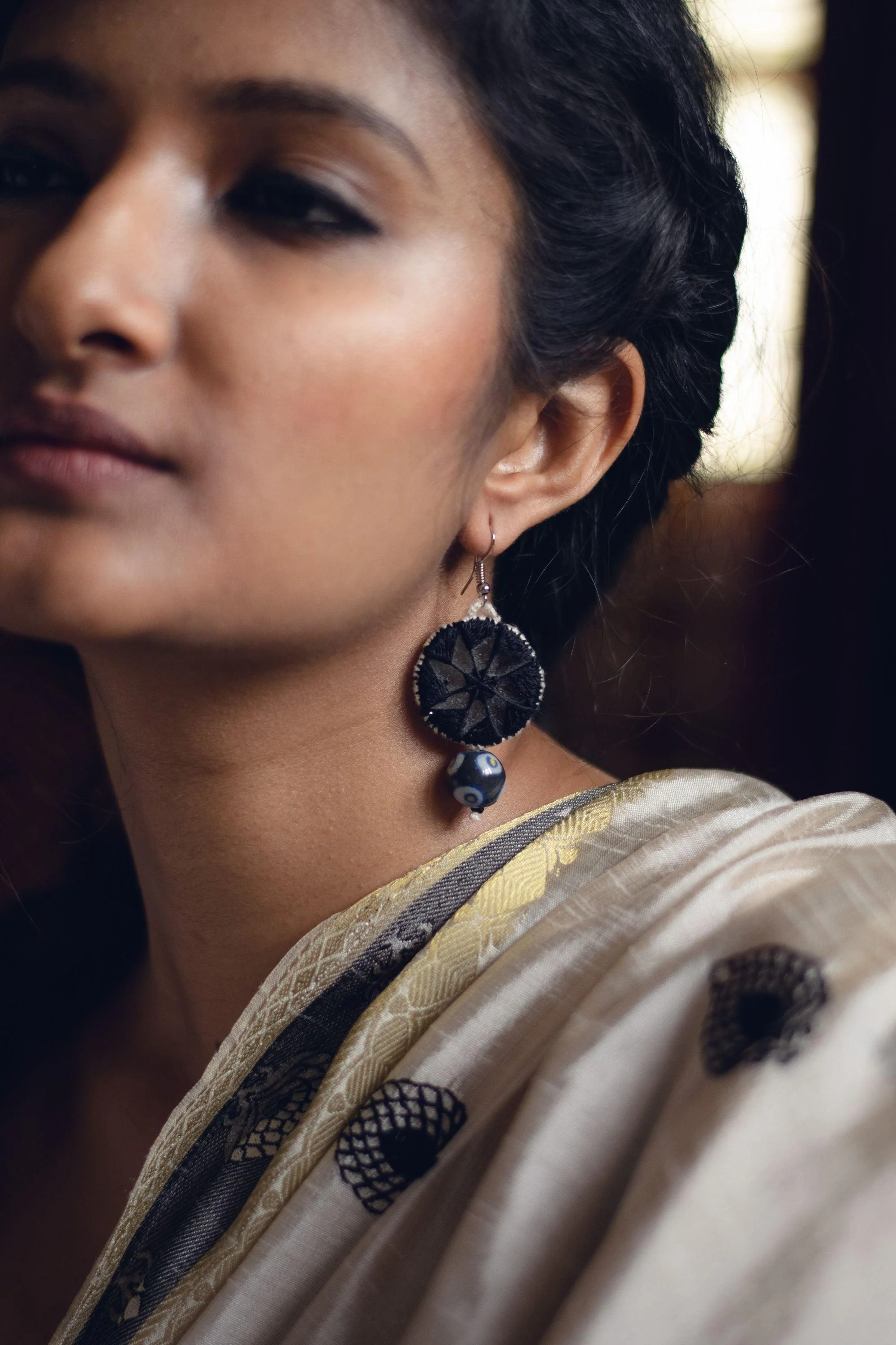Kaisori blue pottery jewellery-  Dual circle thread - black and white - Image 6