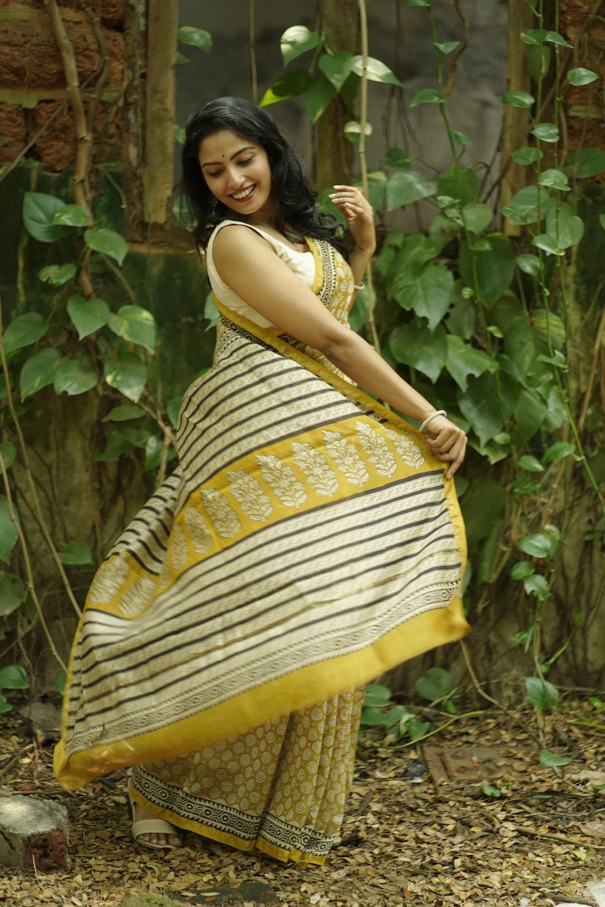 Natural dyed Bagru saree - Roheda- Yellow Syahi Begar - Image 4